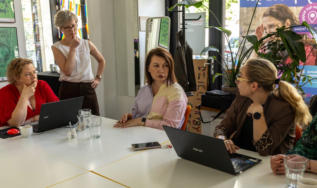 Sabina Paciorek i Maria Wiśnicka w pracy z zespołami ze ścieżki Efektywność Energetyczna, fot. Magdalena Niezabitowska-Krogulec